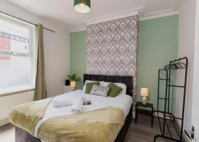 Free Parking, Large House For Contractors & Families, Sleeps 5, 5 Mins To Etihad Stadium