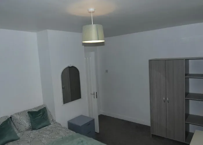 Apartment Spacious 4 Bed Maisonette Close To Salford Quays And With Smart Tvs And Netflix Perfect For Families And Contractors *