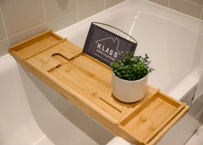 Panoramic Views Elegant 2br, 2 Min To Metro Manchester