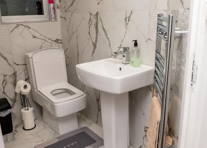 Elegant And Modern 3 Double Bedroom Near Centre Entire House Parking Bed & Breakfast