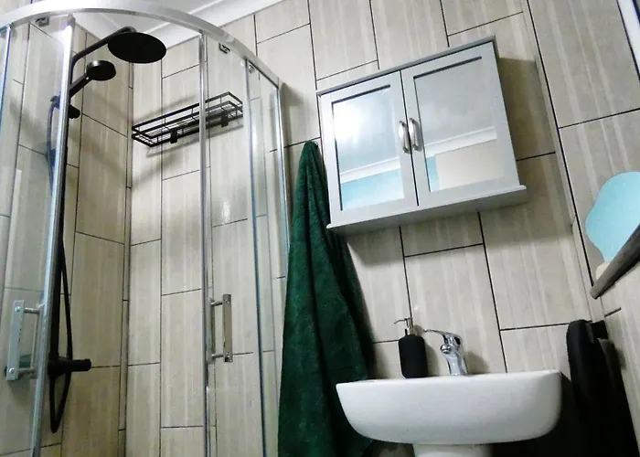 Spacious 4 Bed Maisonette Close To Salford Quays And With Smart Tvs And Netflix Perfect For Families And Contractors *