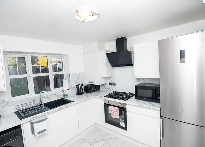 Elegant And Modern 3 Double Bedroom Near Centre Entire House Parking *