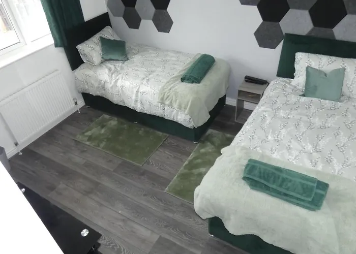 Spacious 4 Bed Maisonette Close To Salford Quays And With Smart Tvs And Netflix Perfect For Families And Contractors *