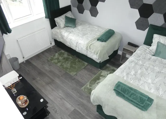 Spacious 4 Bed Maisonette Close To Salford Quays And With Smart Tvs And Netflix Perfect For Families And Contractors *