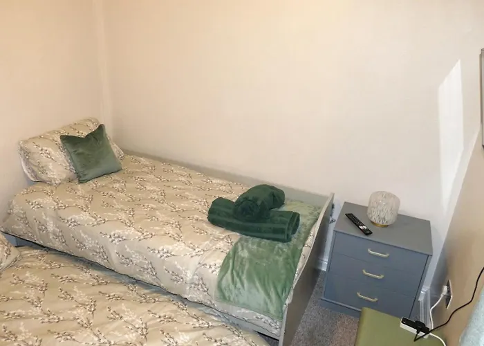 Apartment Spacious 4 Bed Maisonette Close To Salford Quays And With Smart Tvs And Netflix Perfect For Families And Contractors *