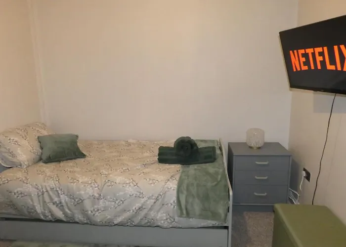 Apartment Spacious 4 Bed Maisonette Close To Salford Quays And With Smart Tvs And Netflix Perfect For Families And Contractors