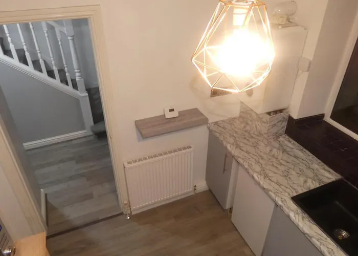 Spacious 4 Bed Maisonette Close To Salford Quays And With Smart Tvs And Netflix Perfect For Families And Contractors