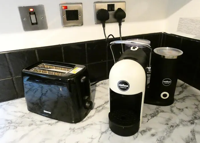 Spacious 4 Bed Maisonette Close To Salford Quays And With Smart Tvs And Netflix Perfect For Families And Contractors *