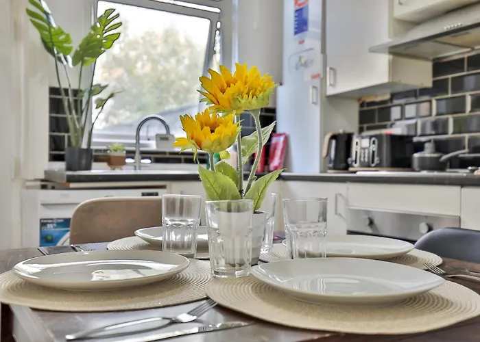 Athol House, Near Old Trafford, Free Parking بيت للعطل *