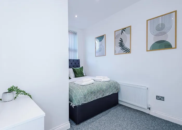 3 Bed House - Free Parking - Free Wifi Ferienhaus Manchester