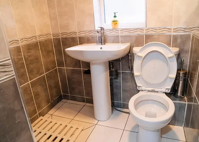 Modern 4-bed Retreat In Prestwich, Perfect For Weekend Getaways