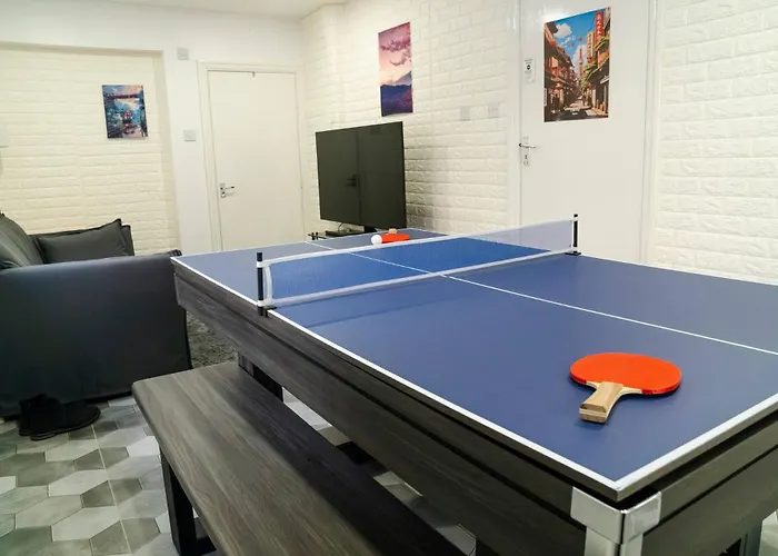 Modern 4-bed Retreat In Prestwich, Perfect For Weekend Getaways