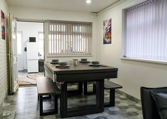 Modern 4-bed Retreat In Prestwich, Perfect For Weekend Getaways