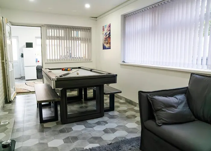 Дом отдыха Modern 4-bed Retreat In Prestwich, Perfect For Weekend Getaways