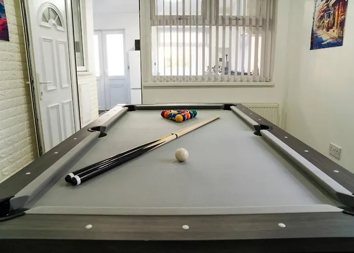 Modern 4-bed Retreat In Prestwich, Perfect For Weekend Getaways Манчестер