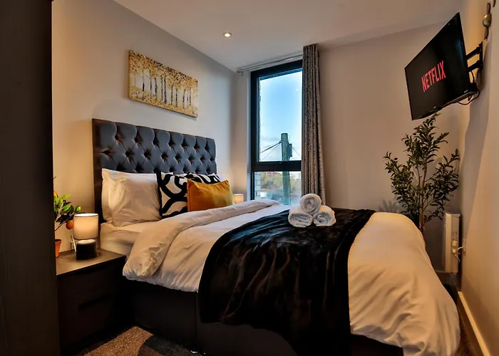 Modern 2 Bed, 2 Bath With Ensuite By Avalora Short Lets & Serviced Salford, Near Tram Manchester, Train Station, Parking Daire Manchester