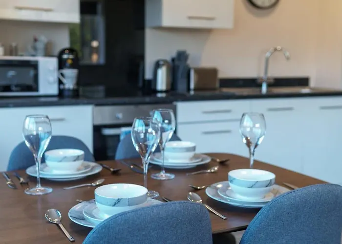 Spacious Salford Quays Apartment, Prime Location *