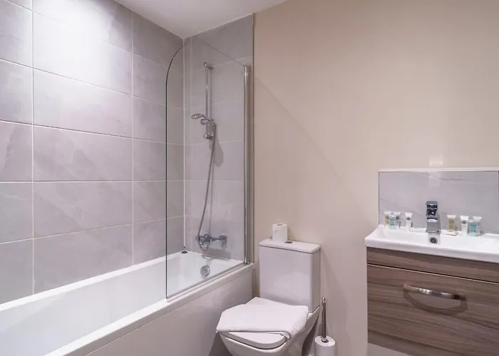 Spacious Salford Quays Apartment, Prime Location Manchester