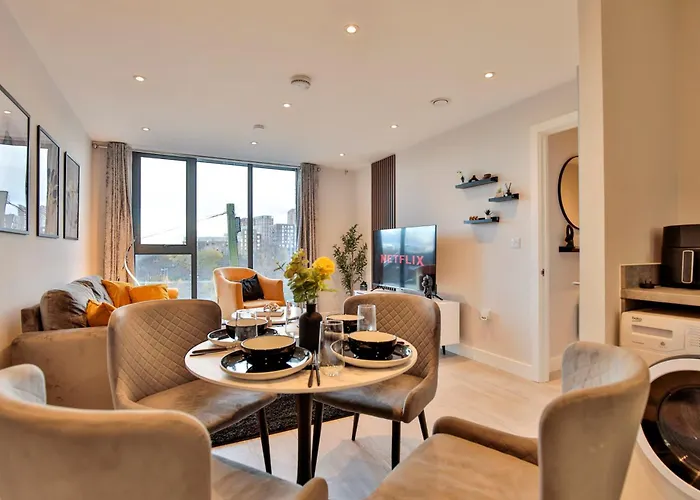 Daire Modern 2 Bed, 2 Bath With Ensuite By Avalora Short Lets & Serviced Salford, Near Tram Manchester, Train Station, Parking