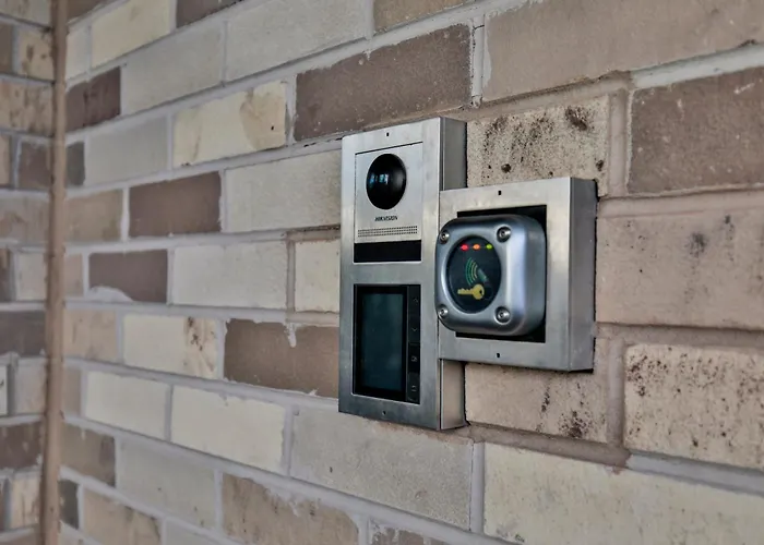 Modern 2 Bed, 2 Bath With Ensuite By Avalora Short Lets & Serviced Salford, Near Tram Manchester, Train Station, Parking Daire *