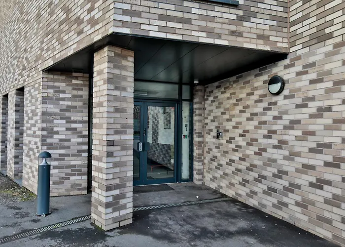 Modern 2 Bed, 2 Bath With Ensuite By Avalora Short Lets & Serviced Salford, Near Tram Manchester, Train Station, Parking Daire *