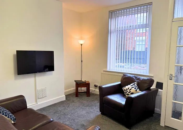 Newly Refurbished 2-bedroom House In Ideal For Contractors With Free Parking & Wifi Casa de Férias