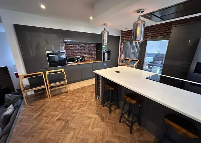 5Br Manchester Home W Jacuzzi Parking Gar…