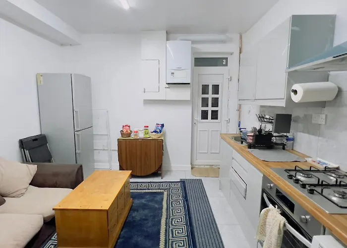 Pensionat Cosy - Fresh New Master Bedroom Sleeps 3 Guests - 3 Adults Manchester