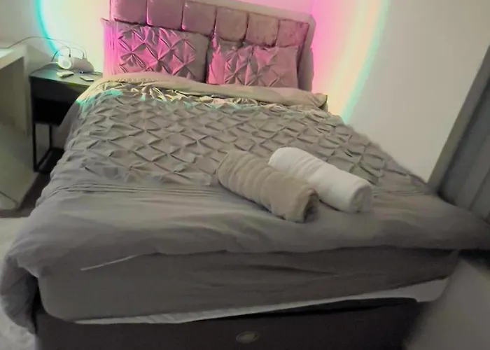 Pensionat Cosy - Fresh New Master Bedroom Sleeps 3 Guests - 3 Adults 3*