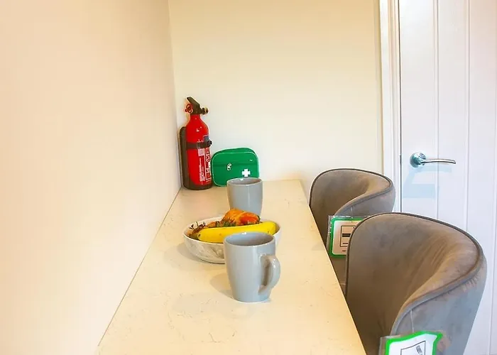 Hub - 2br With Free Parking, Near Airport & Attractions 펜션 *