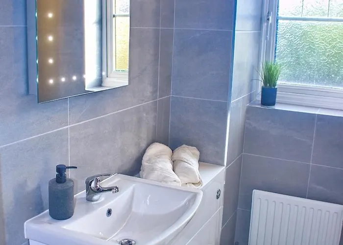 Hub - 2br With Free Parking, Near Airport & Attractions Dom wakacyjny *