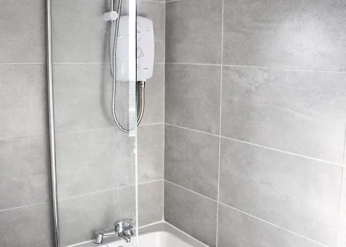 Hub - 2br With Free Parking, Near Airport & Attractions