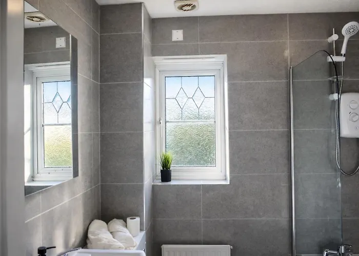 Hub - 2br With Free Parking, Near Airport & Attractions *