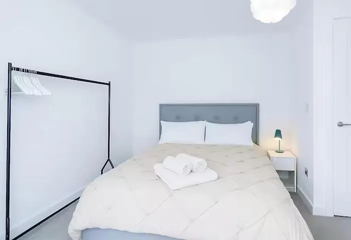 Spacious In Mcr - Free Parking, Ps5 & Superfast Wifi