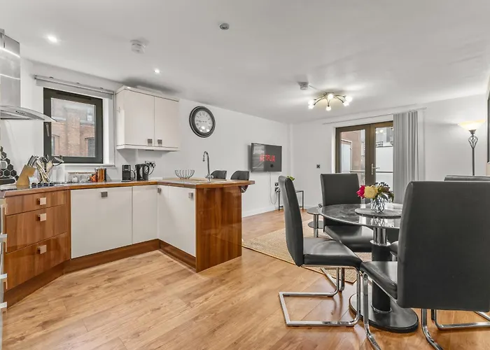 Bloom - Centre - Gated Parking Apartment *