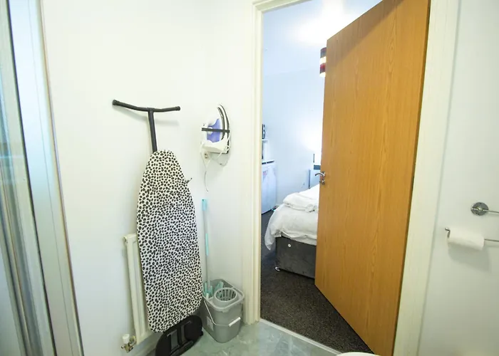 Close To Centre 3-bed Townhouse, Sleeps 7, Free Parking, Great Transport Links 曼彻斯特