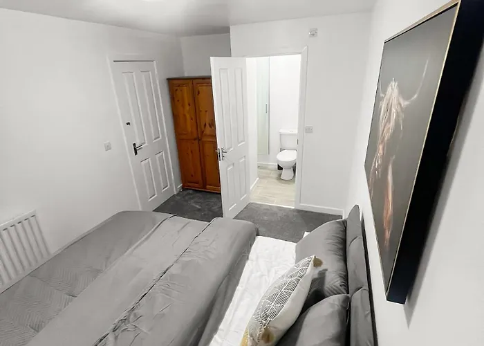 Апартаменты New Getaway House With 2 Free Parking