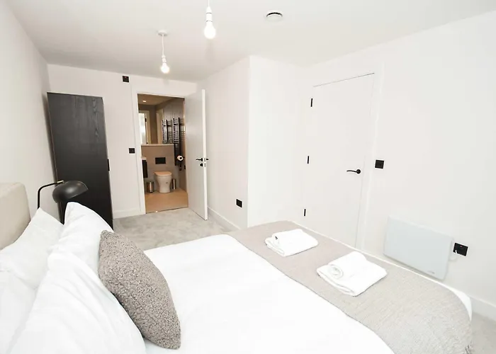 Modern 1 Bed Flat In W Balcony