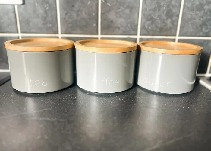 New Getaway House With 2 Free Parking Апартаменты