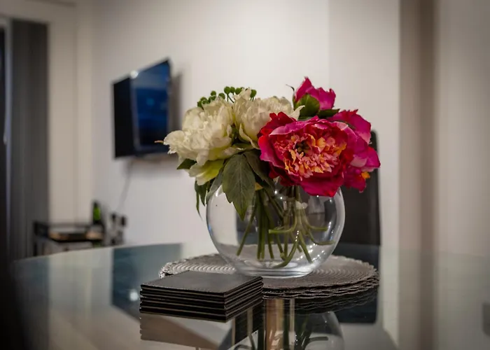 Bloom - Centre - Gated Parking Apartment *