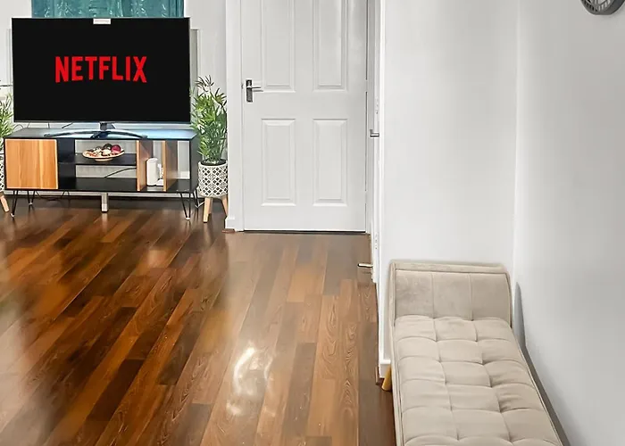 New Getaway House With 2 Free Parking * Манчестер