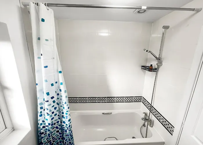 Апартаменты New Getaway House With 2 Free Parking *