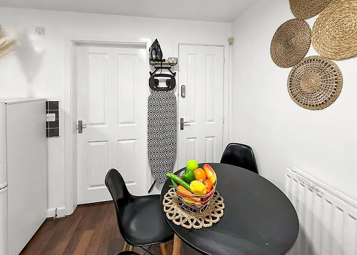 Апартаменты New Getaway House With 2 Free Parking *