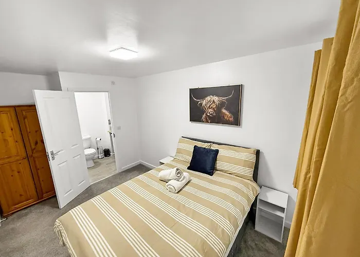 New Getaway House With 2 Free Parking Манчестер