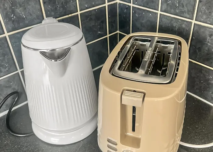 New Getaway House With 2 Free Parking Манчестер