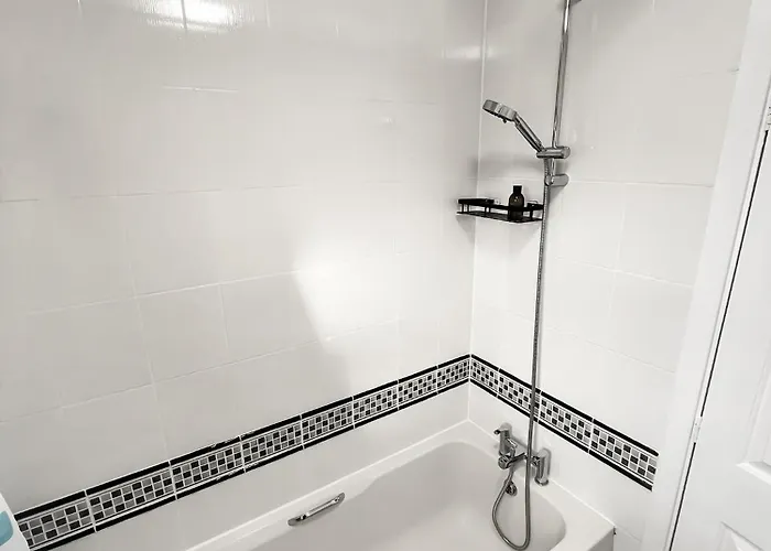 New Getaway House With 2 Free Parking Манчестер