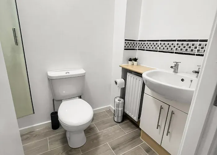 New Getaway House With 2 Free Parking Апартаменты Манчестер