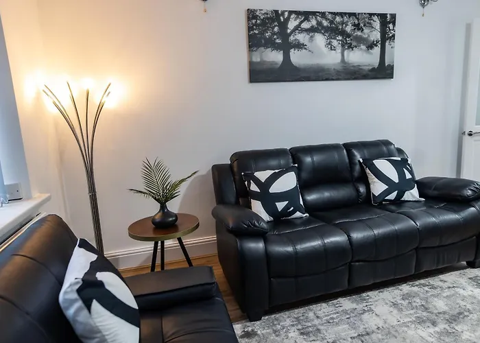 Spacious & Cosy In شقة