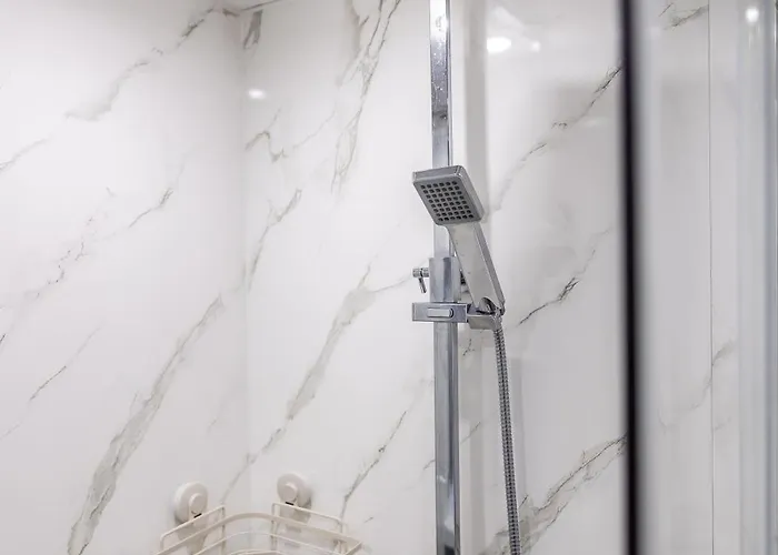 Spacious & Cosy In شقة *