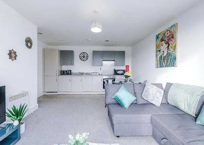 2 Bedroom Penthouse With Balcony By Host A *